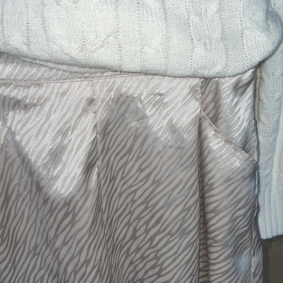 Glam Satin Shorts Pleated Hi Waist 3” Rise Ivory Animal Print New w/Tags Sz M - Picture 4 of 12